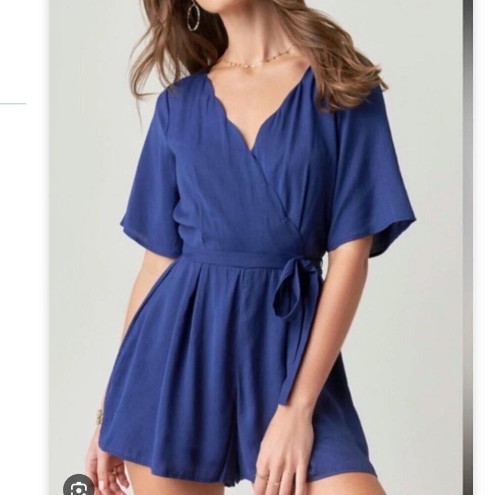 NWT Trixxi Francesca's Women's Size Medium Blue Short Sleeve Scalloped Romper